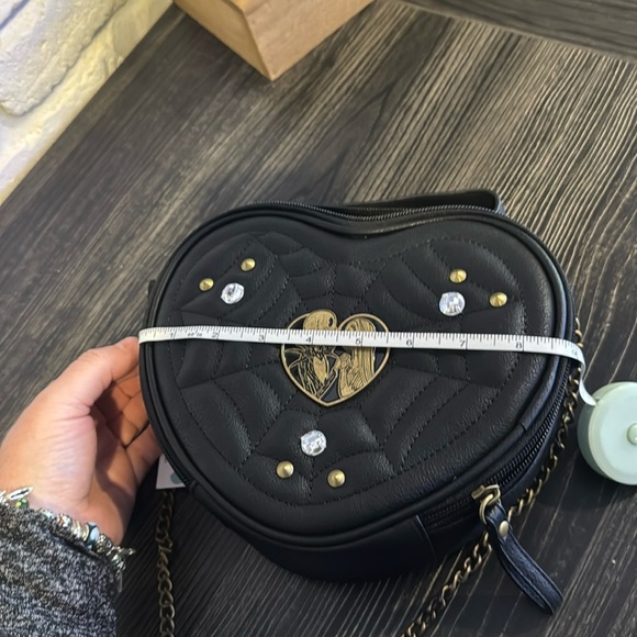 Nightmare before Christmas- Heart-Shaped Black Bag with Gold Chain - Picture 7 of 8